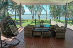 Getaway Lakefront Environmental House on Lake Macquarie with Water View